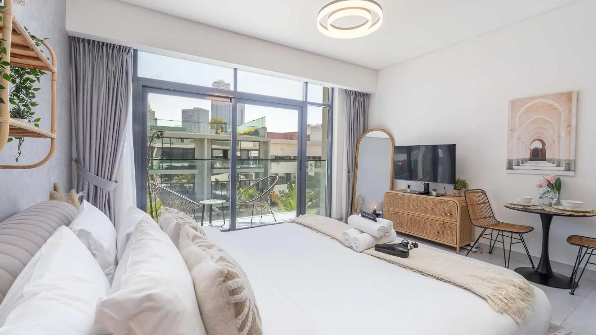 Modern Bali Vibes Studio With Pool And Palm Tree Views Jvc Dubai Förenade Arabemiraten